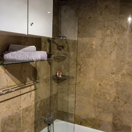 Guest H4u - River View Apartman *